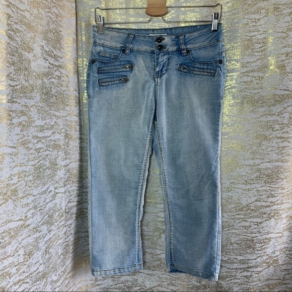 ILLEGAL Jeans Light Blue Wash Detailed Zipper Women’s Capris Jeans Size 5 - Picture 2 of 11